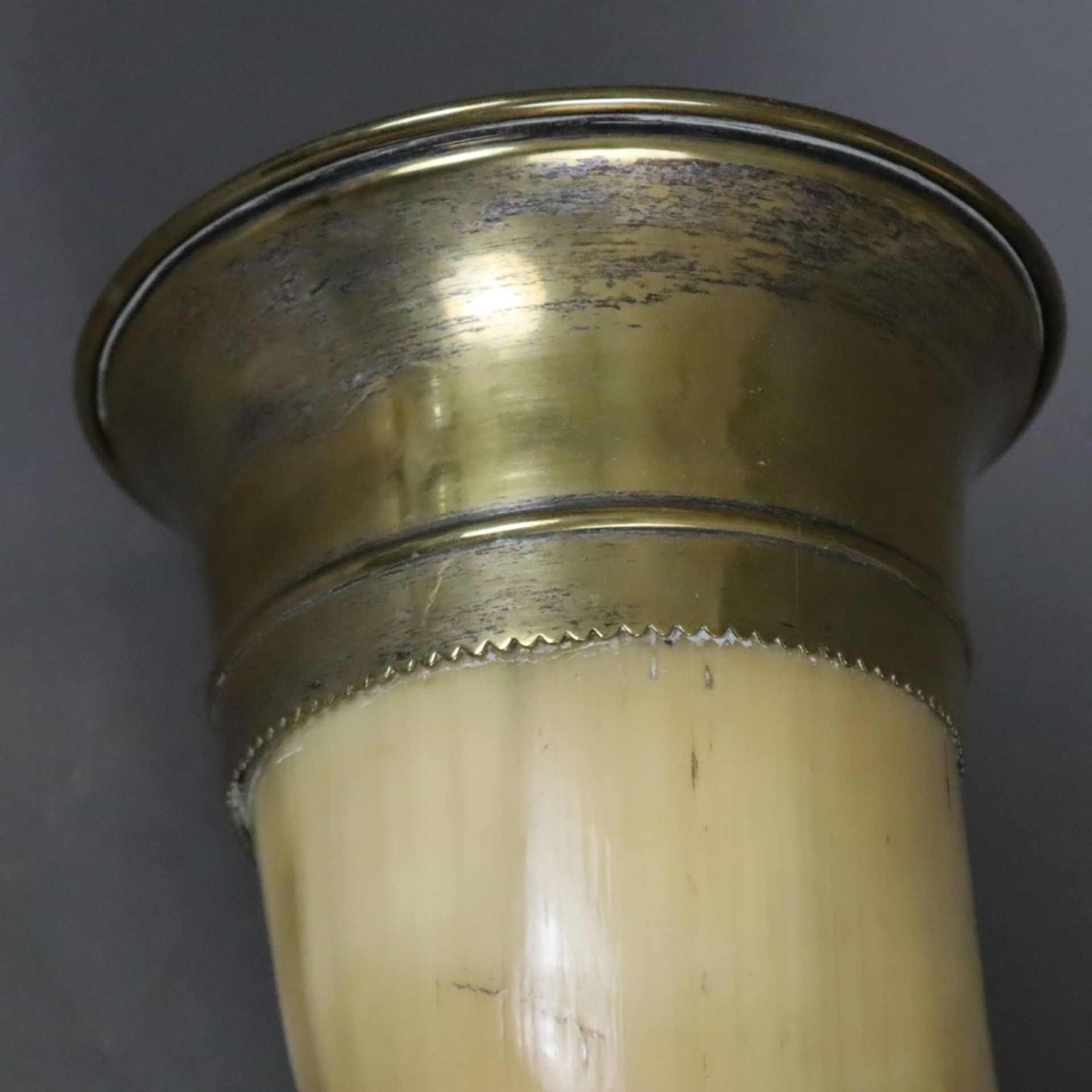 Trinkhorn - langes gewundenes Horn mit Messingbeschlägen, mit Hängeband, Gebrauchsspuren, L.ca.47cm - Bild 2 aus 7