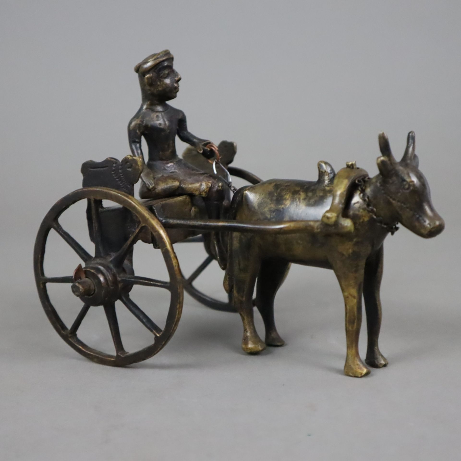 Ochsengespann - Bronze, dunkel patiniert, dreiteilige Figur, auf einem Gespann sitzender Bauer (Sti - Bild 6 aus 6