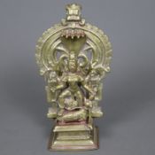 Göttin Durga als Mahishasura Mardini - Indien, gelbe Bronze, dreiteilige Jain-Bronze mit Darstellun