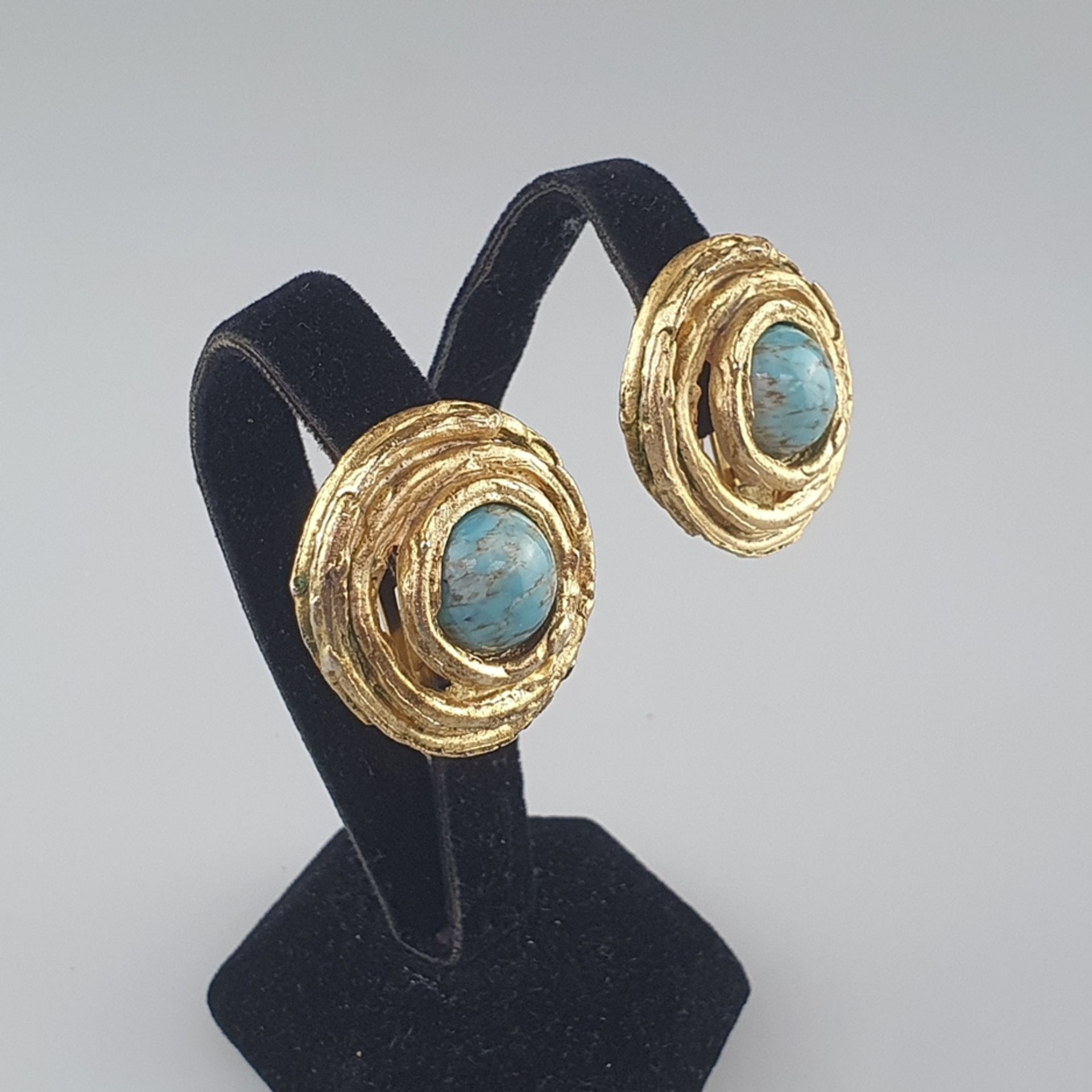 Ein Paar Vintage-Ohrclips - Orena / Frankreich, goldfarbenes Metall mit künstlichen Türkiscabochons - Image 2 of 5