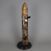 Holzfigur in Sitzhaltung mit eingestecktem Pendok - Indonesien, Sasak / Lombok, Holz, geschnitzt, a