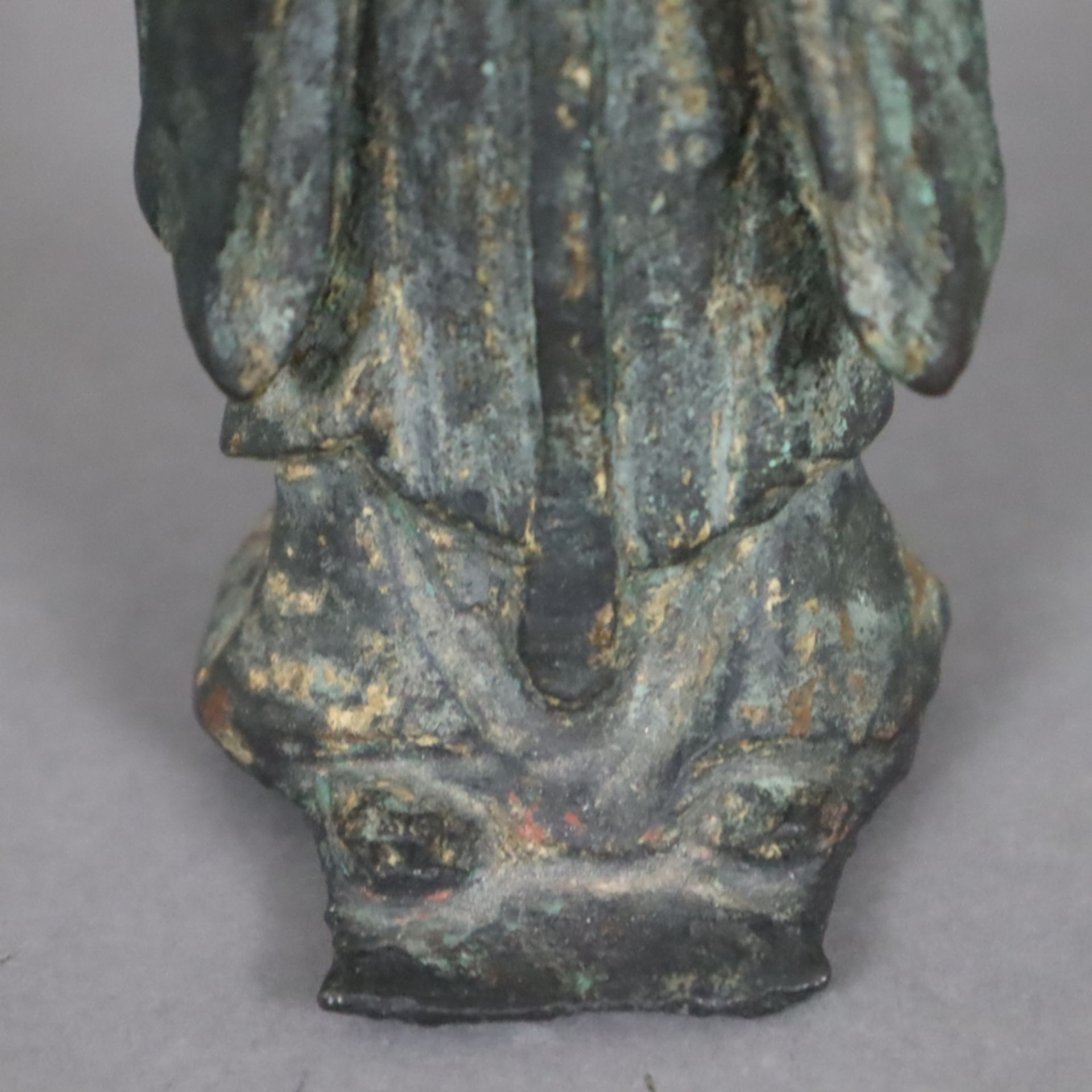 Würdenträger - China, Qing-Dynastie, Bronze mit grüner Patina, am Stand Befestigungsvorrichtung, of - Image 5 of 9