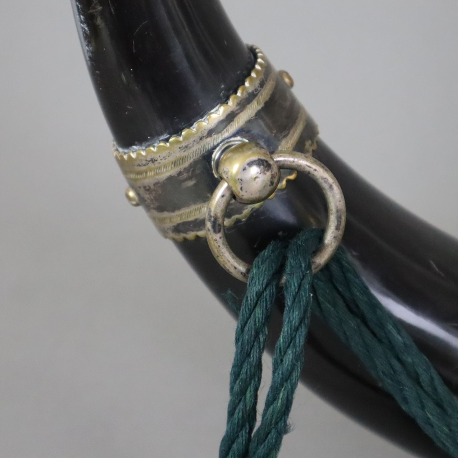 Trinkhorn - langes gewundenes Horn mit Messingbeschlägen, mit Hängeband, Gebrauchsspuren, L.ca.47cm - Bild 5 aus 7