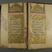 Koran - Al Qur’an, handgeschriebener Koran in schwarzer und roter Tinte auf geglättetem Papier, mit
