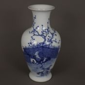 Blau-weiße Vase - China, Porzellan, gebauchte Balusterform, in Unterglasurblau bemalt mit Gartensze