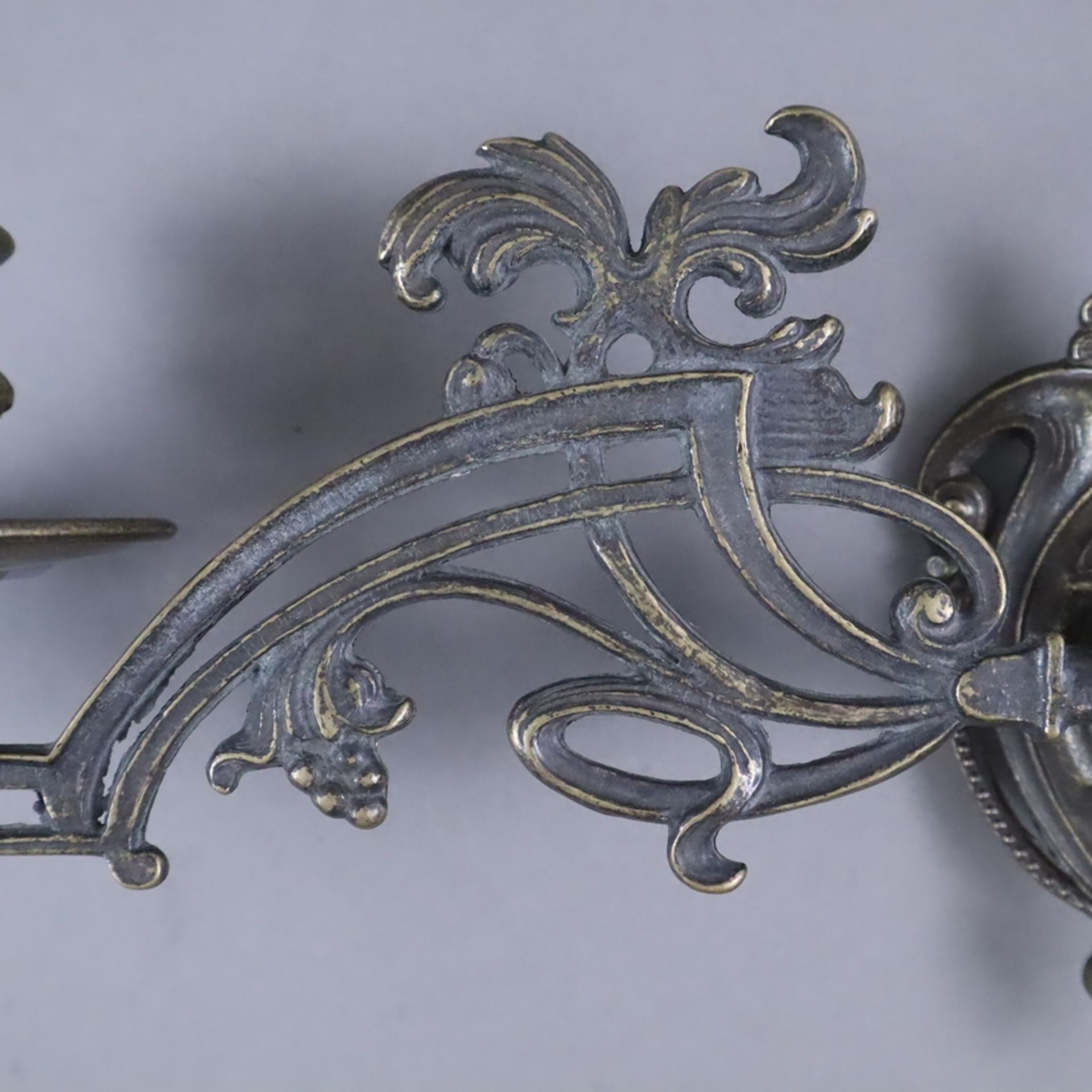 Paar Klavierleuchter / Wandleuchter mit Jugendstil-Dekor - 20.Jh., Metall, bronziert, verschlungene - Image 3 of 4