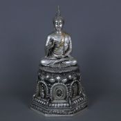 Buddha Shakyamuni - silberfarbenes Metall, Blattgoldreste, Thailand. 20. Jh., Buddhafigur im Sukoth