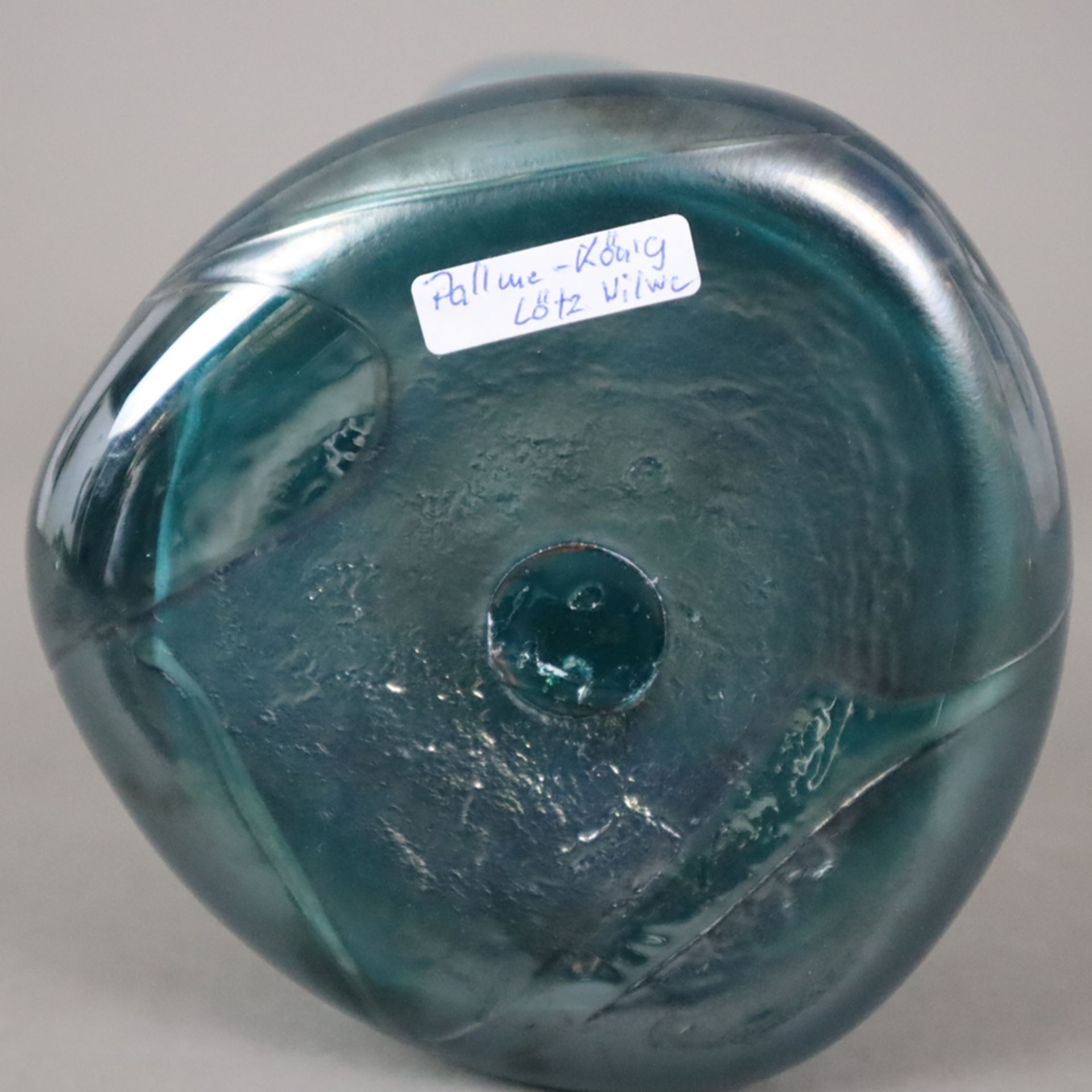 Jugendstil-Vase - Glas, teils irisierte Oberfläche, organische Form mit gewelltem, dreifach durchbr - Image 5 of 5