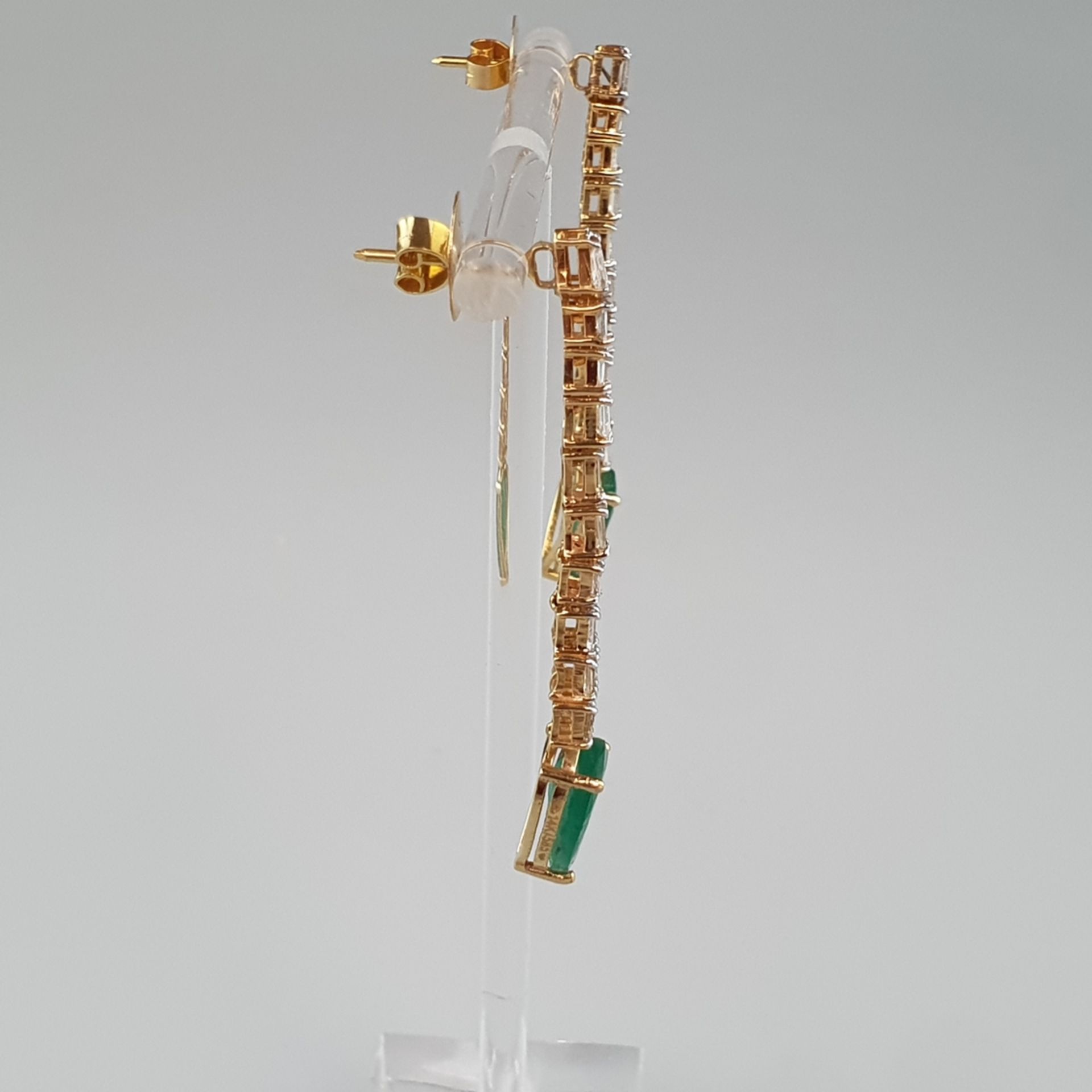 Ein Paar Smaragd-Ohrhänger/-stecker mit Diamanten-- 14Kt.-Gelbgold 585/000, gestempelt, Abhängungen - Image 3 of 7