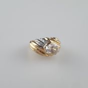 Diamantring - Gelb-/Weißgold 750/000, gestempelt, mittig besetzt mit 1 Diamanten von 1,3 ct. im Ova
