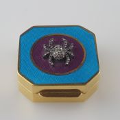 Kleines Pillendöschen mit Guilloché-Email in der Art von Farbergé - silbermontierter oktogonaler Ko