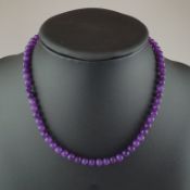 Halskette - Kette aus satt violetten Amethystperlen von ca. 4-5 mm-Dm., Karabinerverschluss, L. mit