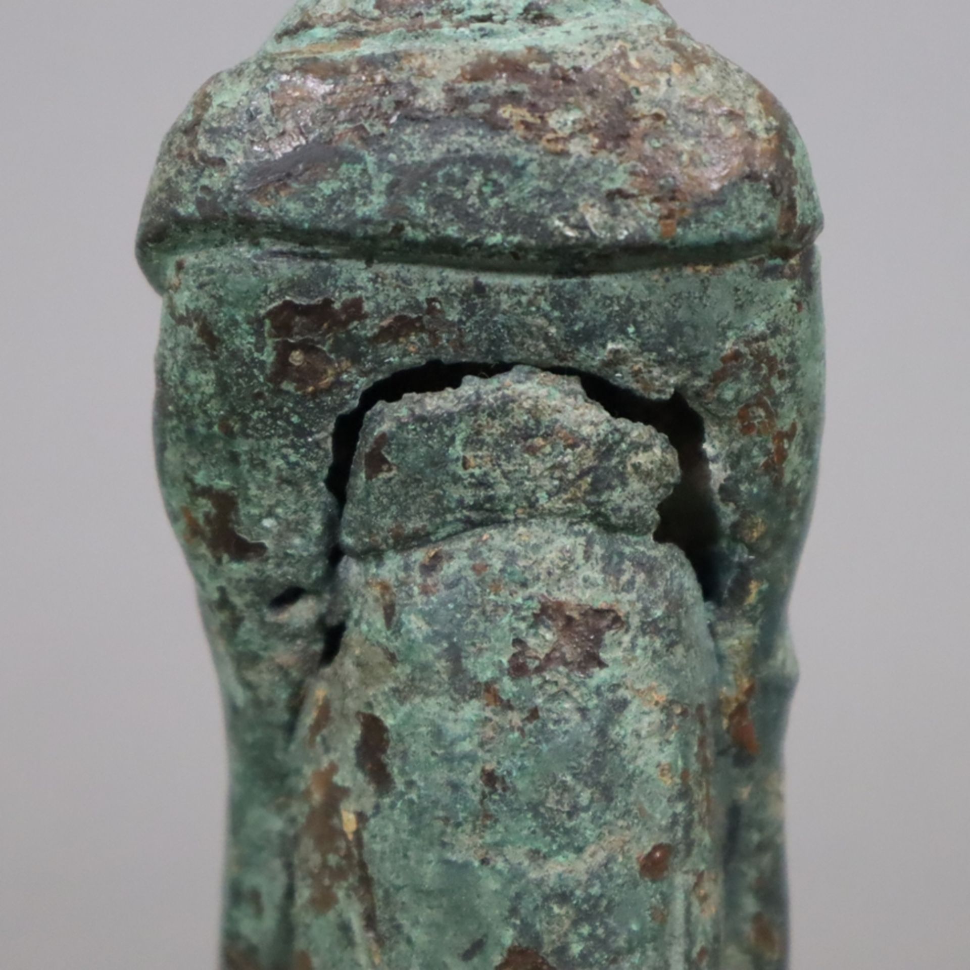 Würdenträger - China, Qing-Dynastie, Bronze mit grüner Patina, am Stand Befestigungsvorrichtung, of - Image 8 of 9
