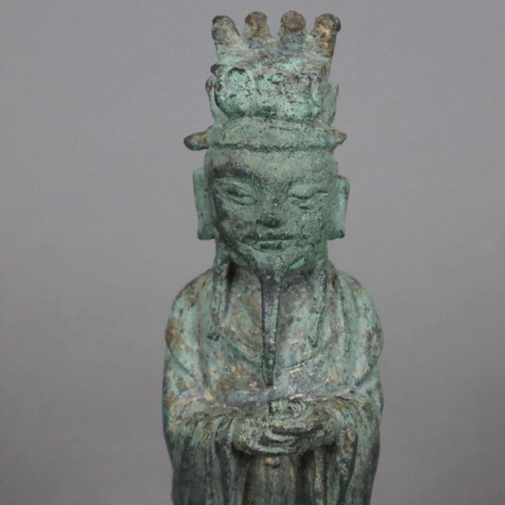 Würdenträger - China, Qing-Dynastie, Bronze mit grüner Patina, am Stand Befestigungsvorrichtung, of - Image 3 of 9