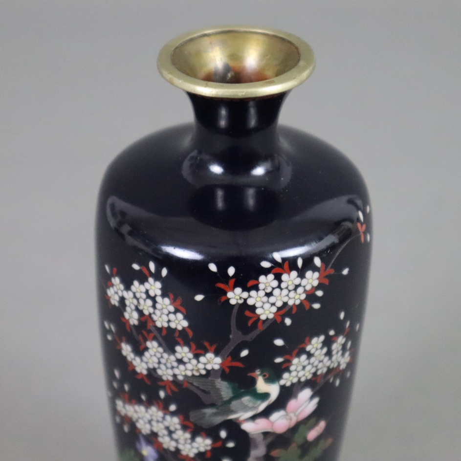 Kleine Cloisonné-Vase - Japan 19. Jh., Balusterform, Metallvase, dunkelblauer Fond, schauseitig fei - Image 2 of 6