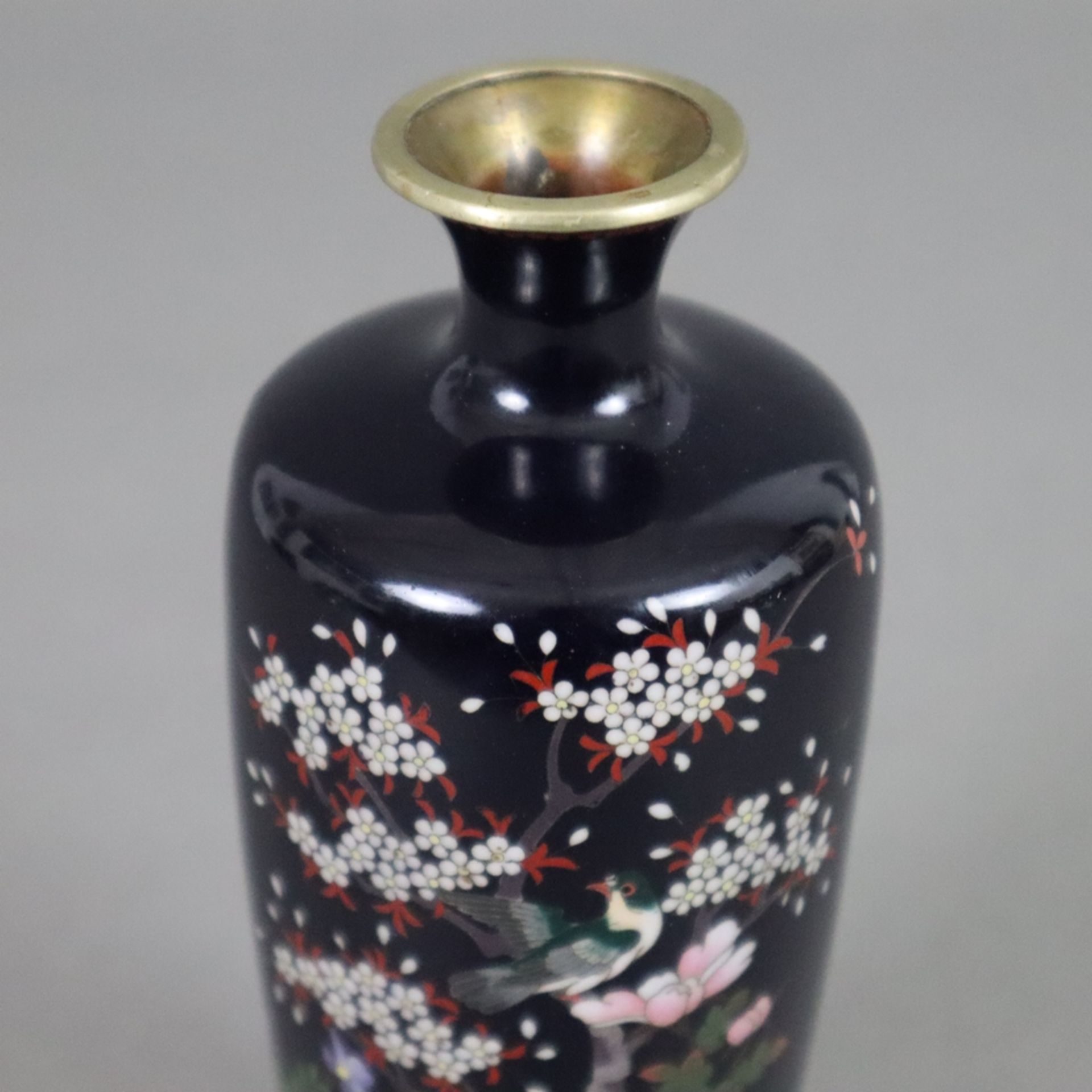 Kleine Cloisonné-Vase - Japan 19. Jh., Balusterform, Metallvase, dunkelblauer Fond, schauseitig fei - Bild 2 aus 6