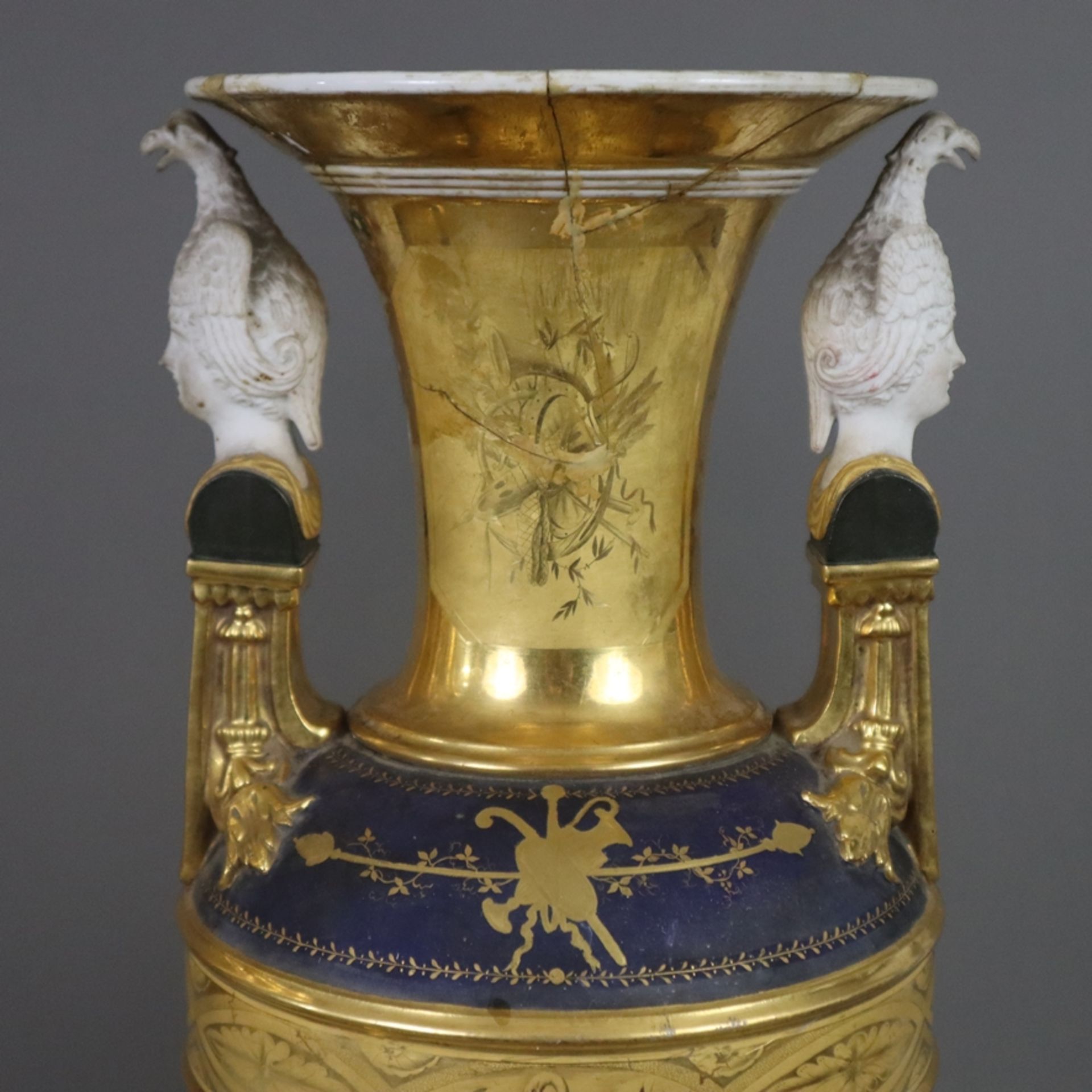 Ein Paar prunkvolle Empire-Vasen mit Jagdszenen - Frankreich, 1. H. 19. Jh., Porzellan, matt- und g - Bild 2 aus 24