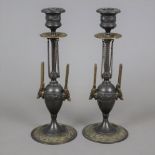 Ein Paar Kerzenleuchter - 2. Hälfte 19. Jh., Eisenguss, bronziert, auf rundem Stand mit floralem Re