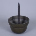 Antiker Kerzenhalter - glockenförmiger Korpus aus Bronzelegierung mit vierkantigem Eisendorn, H.ca.