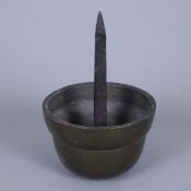 Antiker Kerzenhalter - glockenförmiger Korpus aus Bronzelegierung mit vierkantigem Eisendorn, H.ca.