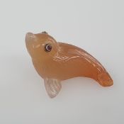 Miniatur-Tierfigur in der Art von Fabergé - vollrunde Achatschnitzerei in Gestalt eines Seehundes, 