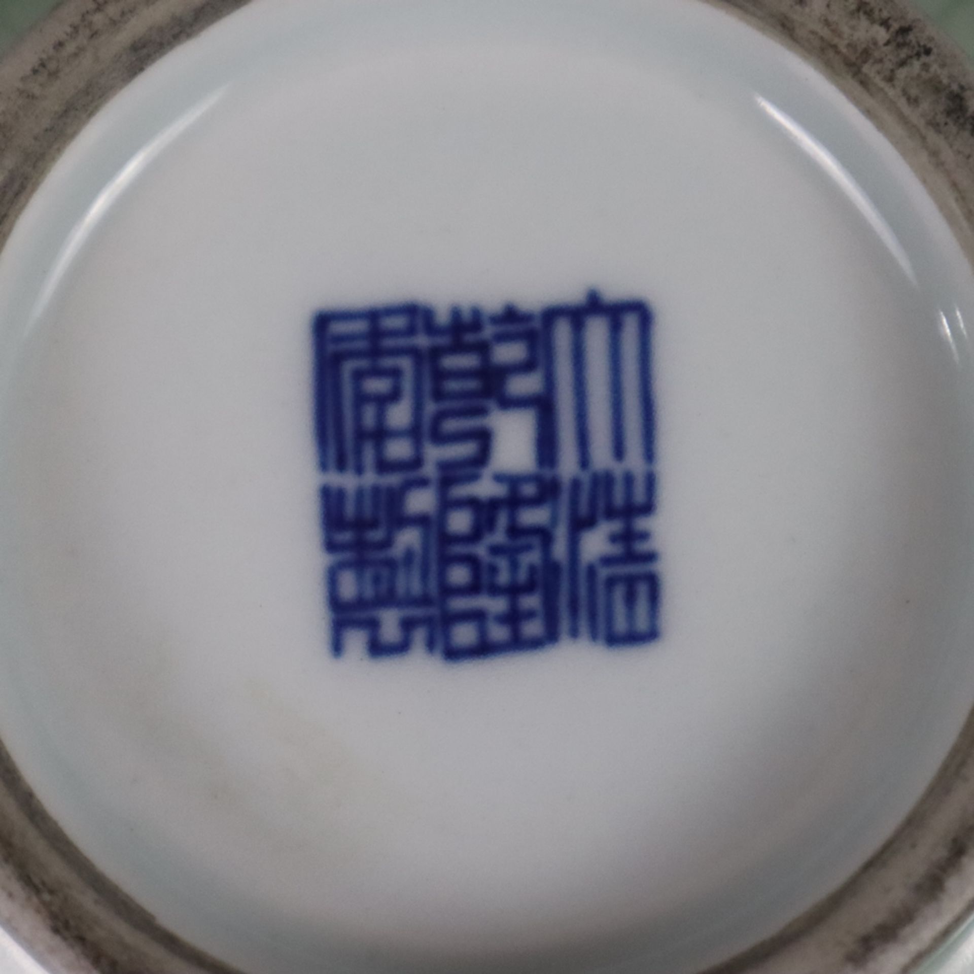 Flaschenvase - China, vom Typ „Yuhuchun“, zierliche blau-weiße Porzellanvase mit birnenförmigem Kör - Bild 8 aus 8