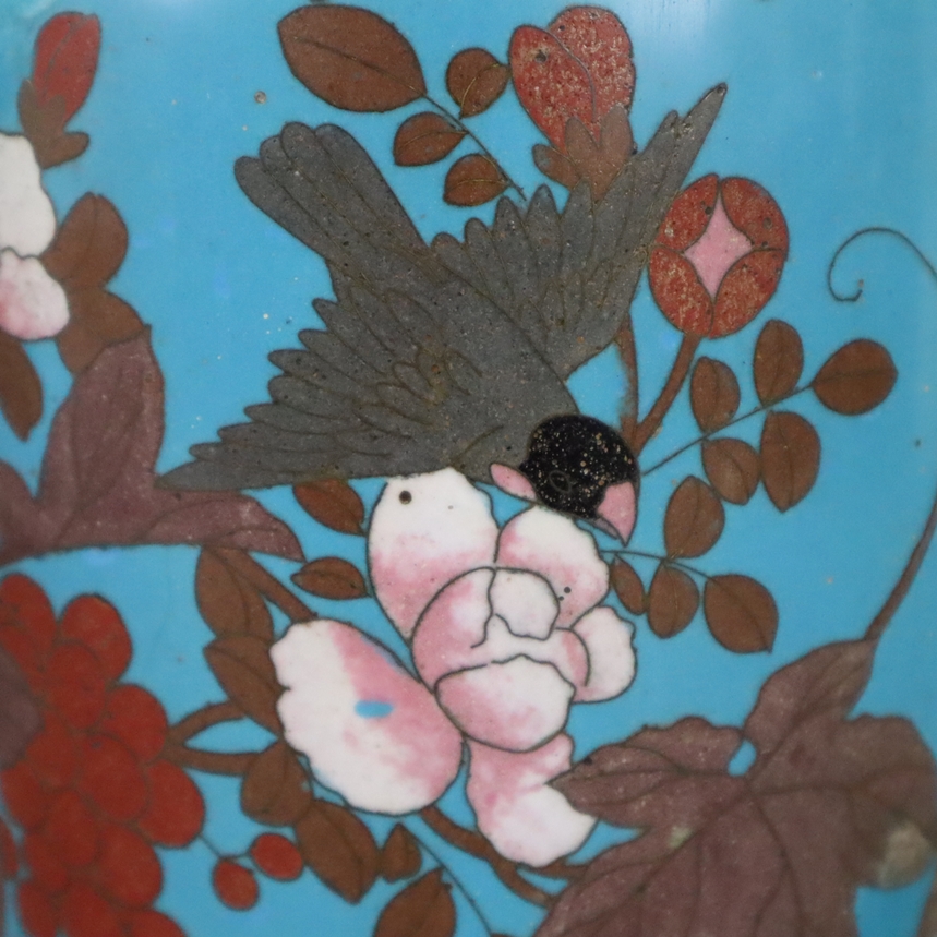 Cloisonné-Vase - Japan, späte Edo-Zeit, leicht gebauchte Balusterform, abgerundete Schulter mit ver - Image 5 of 9