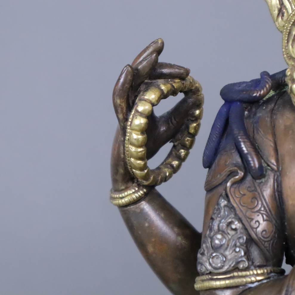 Shadakshari Avalokiteshvara - Tibet, zweiteilige Kupferbronze, teils kultisch bemalt und (kalt)verg - Image 5 of 10