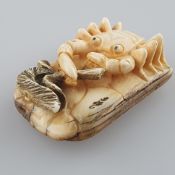 Netsuke - Mammutbein geschnitzt, graviert und teils eingefärbt, Krabbe mit Selleriestange, signiert