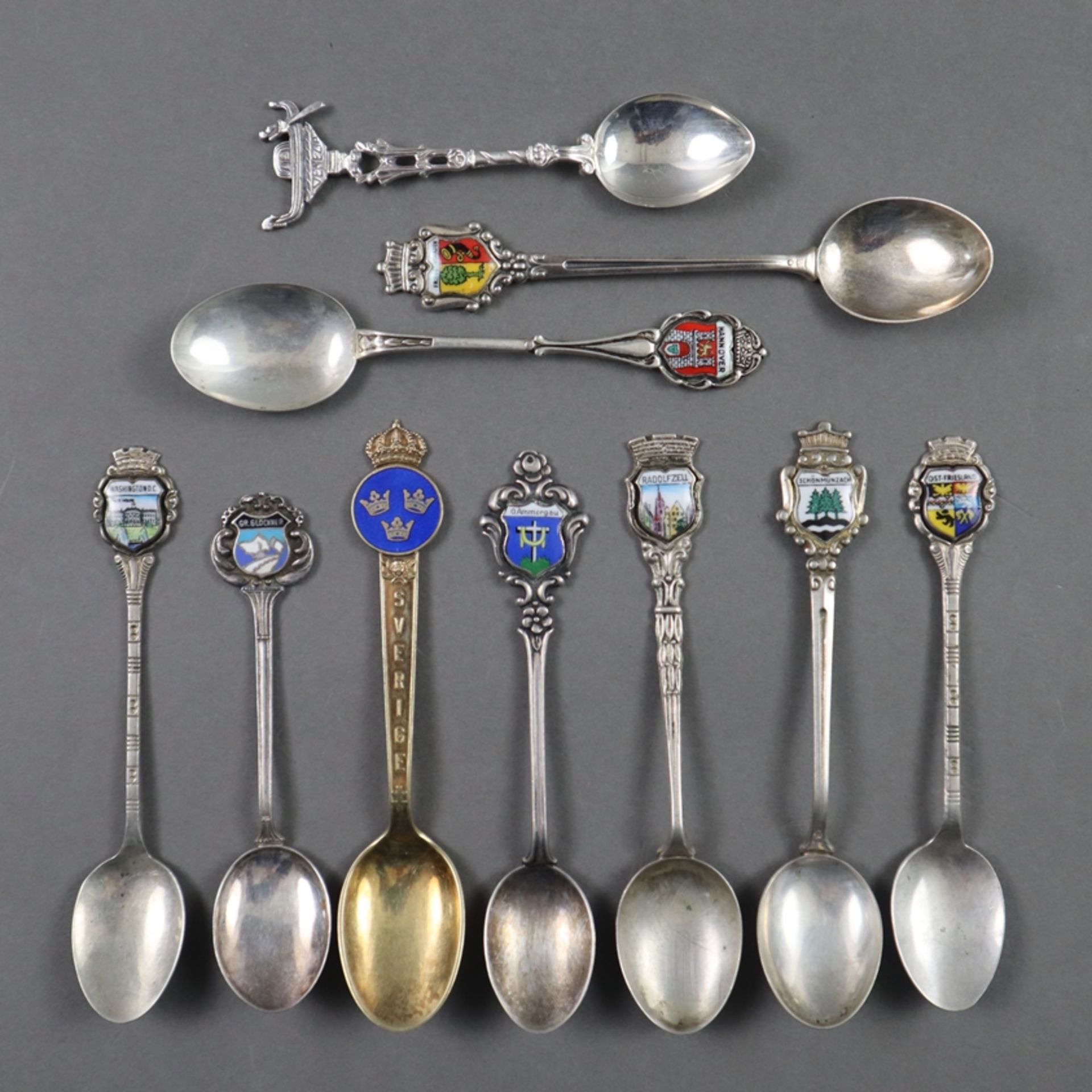 10 Andenkenlöffel - 800/835/900/925er Silber, gepunzt, diverse Formen und Griffdekore, überwiegend 