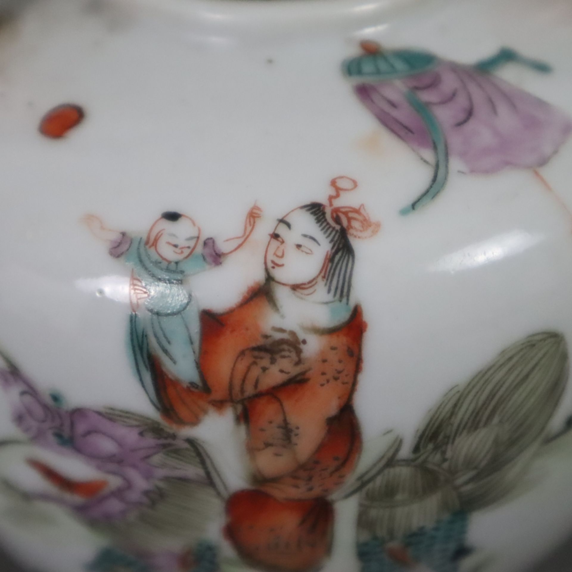 Teekännchen - China, Porzellan, gedrückte Kugelwandung mit Zentralhenkel, umlaufender Dekor in den  - Bild 9 aus 11