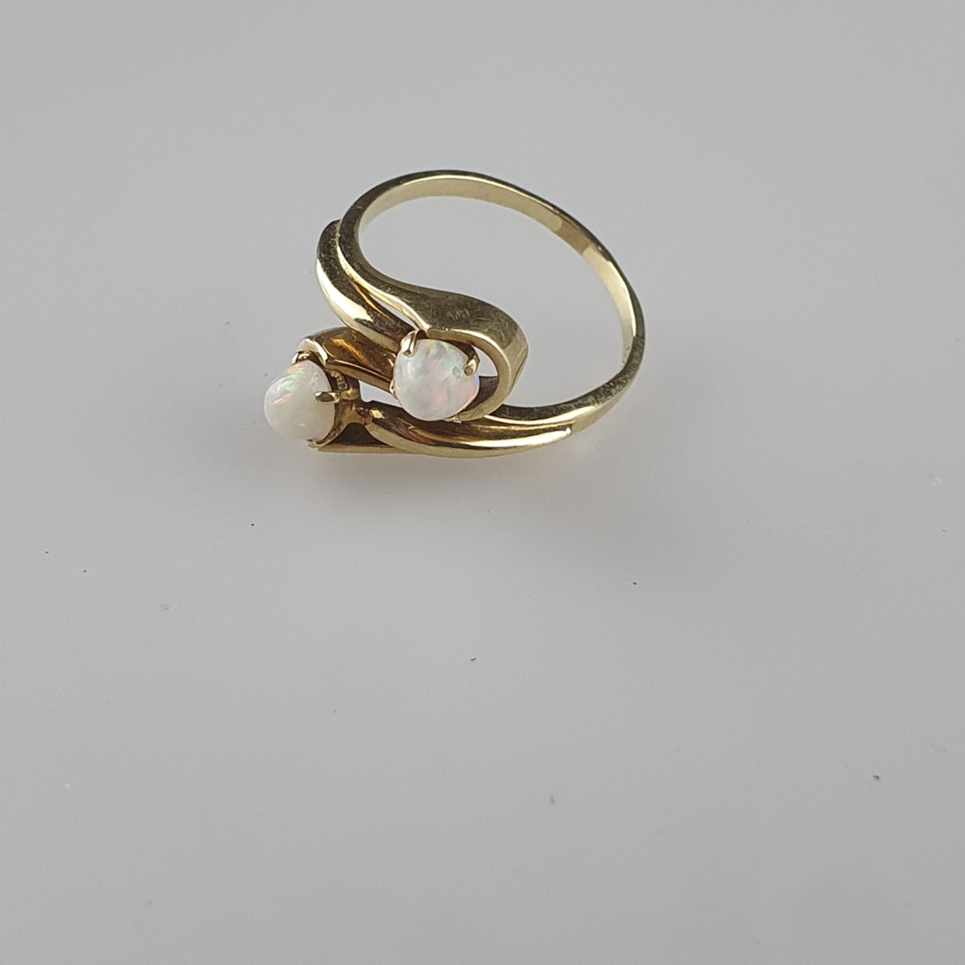 Opalring - Gelbgold 585/000 (14K), gestempelt, Ringkopf gegenläufig gearbeitet, als Besatz zwei lei - Bild 2 aus 4