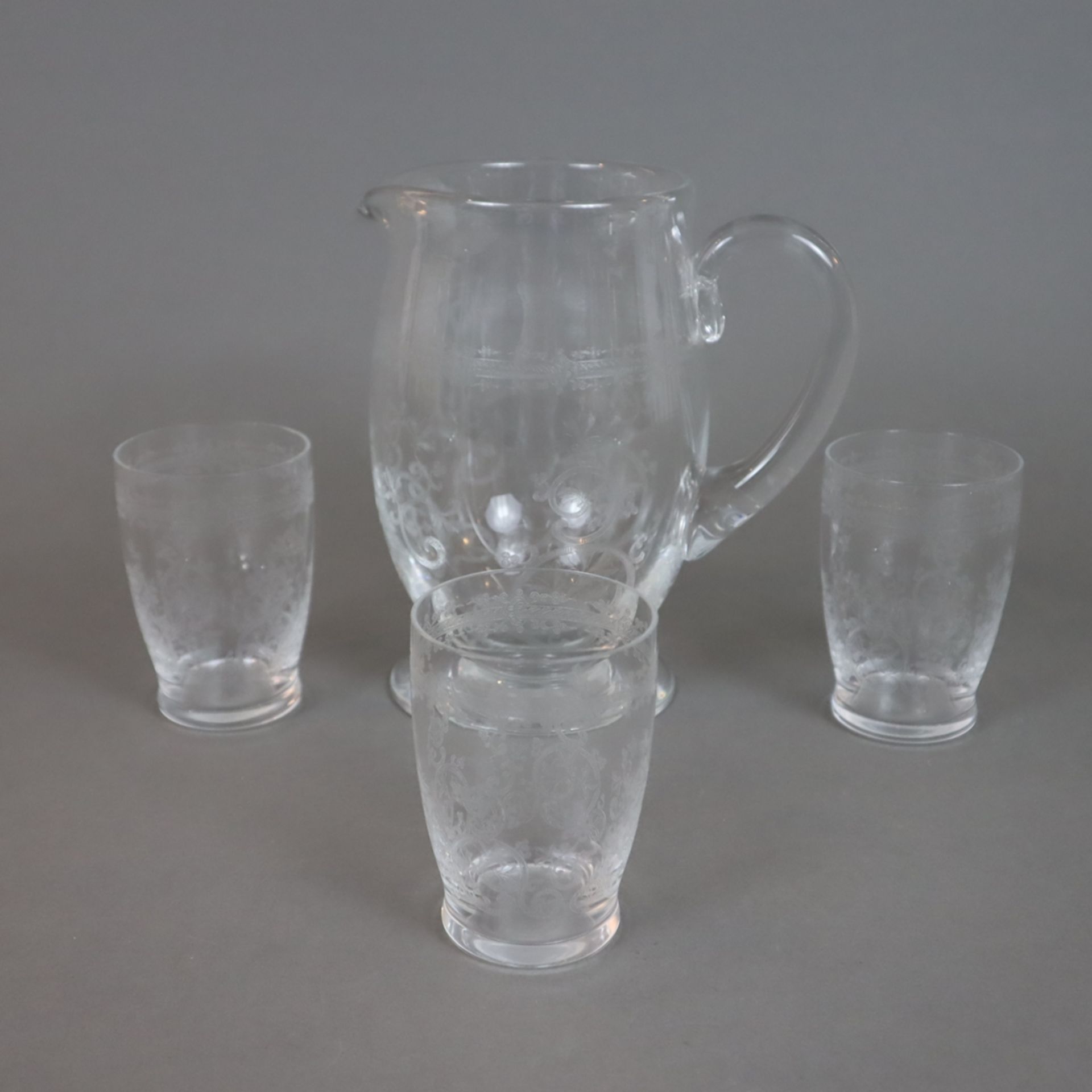 Schwerer Baccarat-Glaskrug und drei Bechergläser - Frankreich 20. Jh, farbloses Kristallglas, fein 