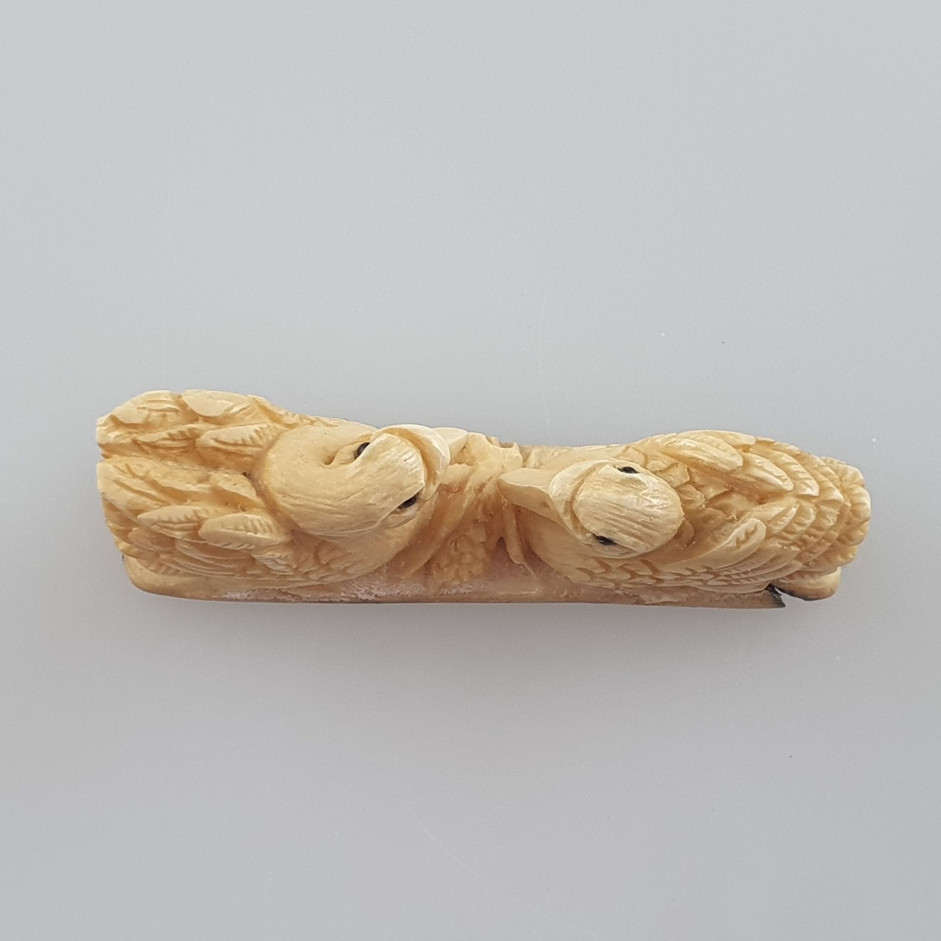 Netsuke - Mammutbein, vollrund geschnitzt, dunkel eingelegte Augen, Vogelpaar, signiert, Himotoshi  - Bild 6 aus 7