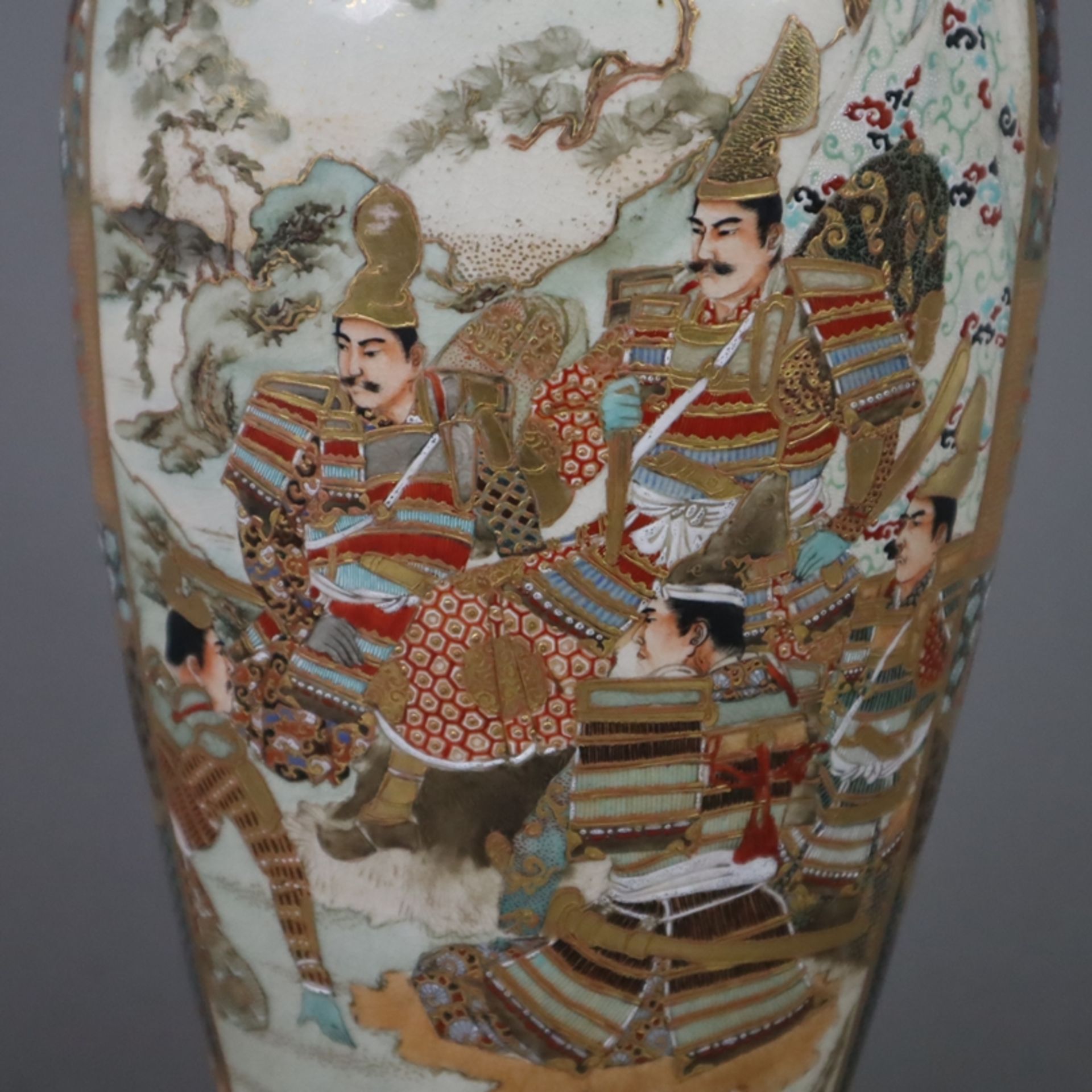 Satsuma-Vase mit Szenen aus dem alten Japan - Japan, Meiji-/Taishō-Zeit, elfenbeinfarbener Scherben - Bild 3 aus 12