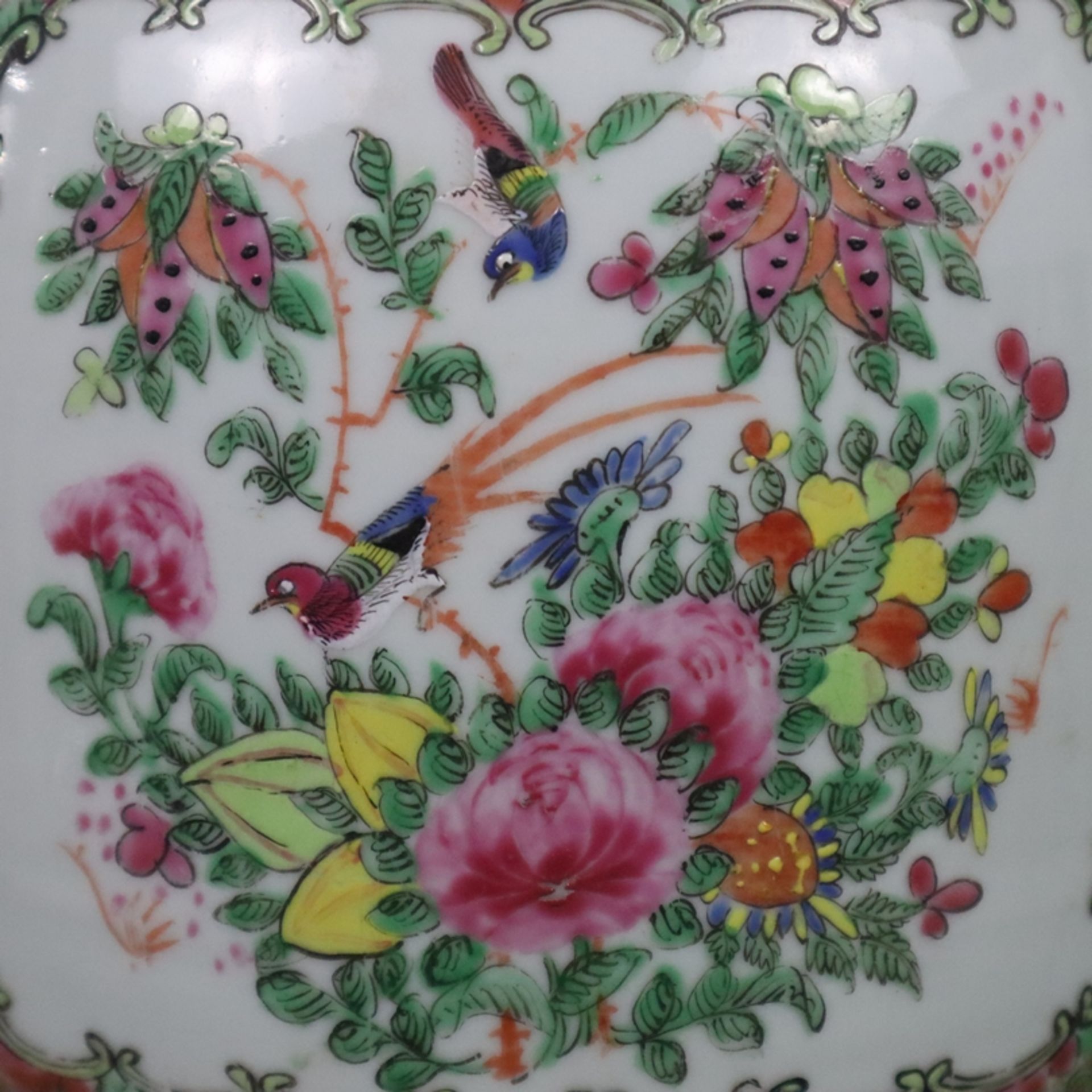 Famille rose- Vase im Kanton-Stil - China, ausgehende Qing-Dynastie, robuster Balusterkorpus, am Ha - Image 11 of 14