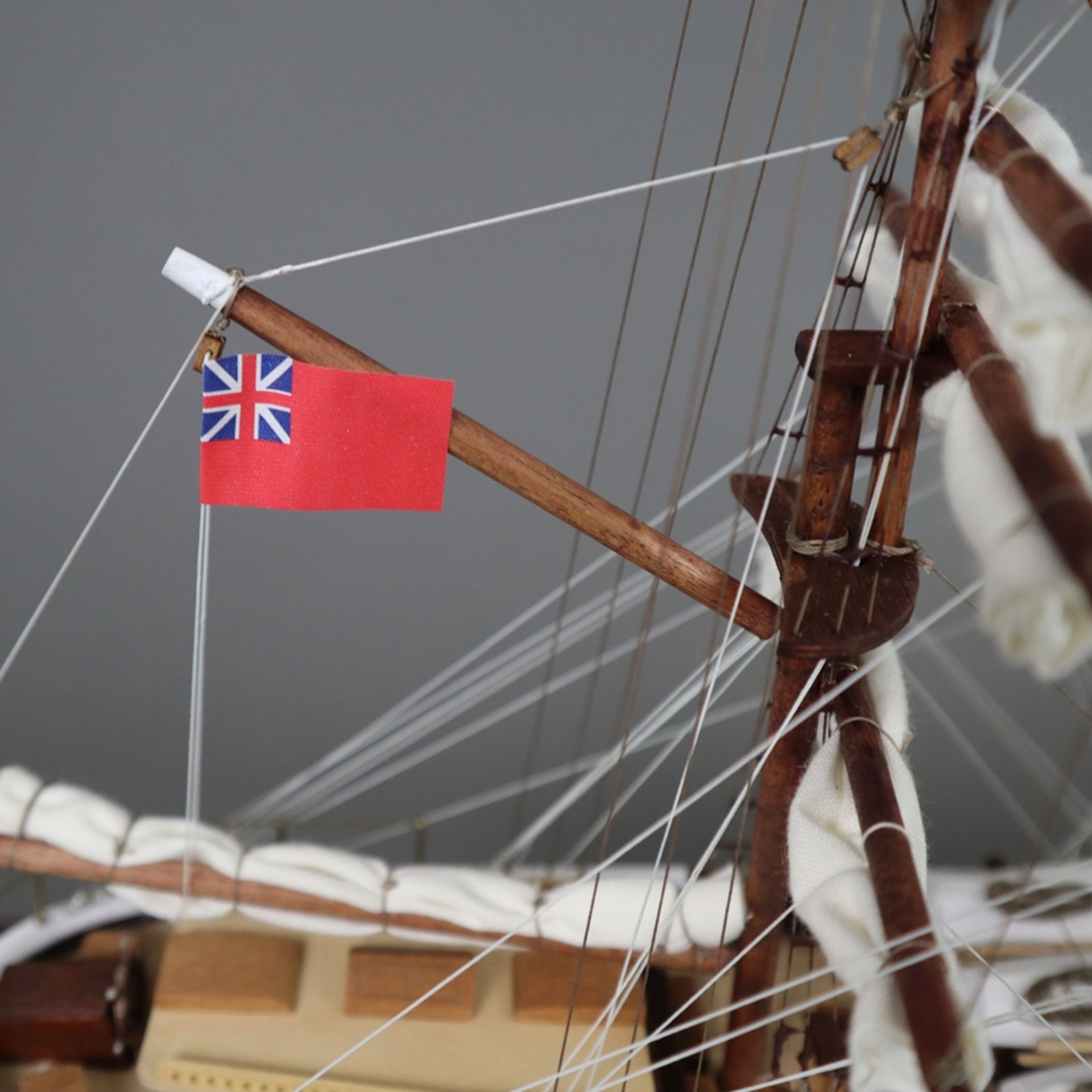 Modellschiff "Cutty Sark" im Schaukasten - maßstabgerechter Nachbau des englischen Tee- und Wollkli - Bild 10 aus 13