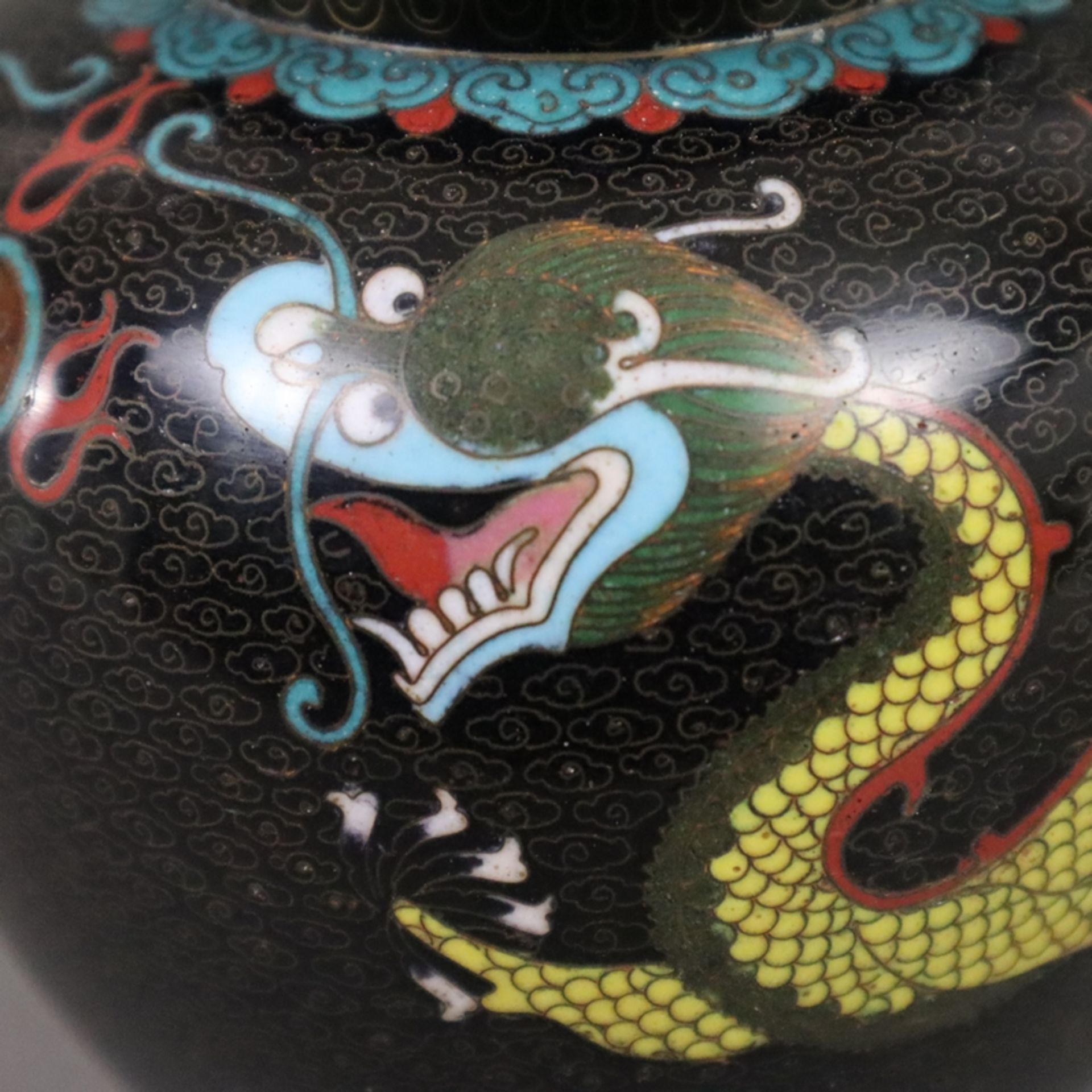 Cloisonné-Deckelvase mit Drachendekor - China, 20. Jh., Bronzelegierung, polychromes Email-Cloisonn - Bild 2 aus 7
