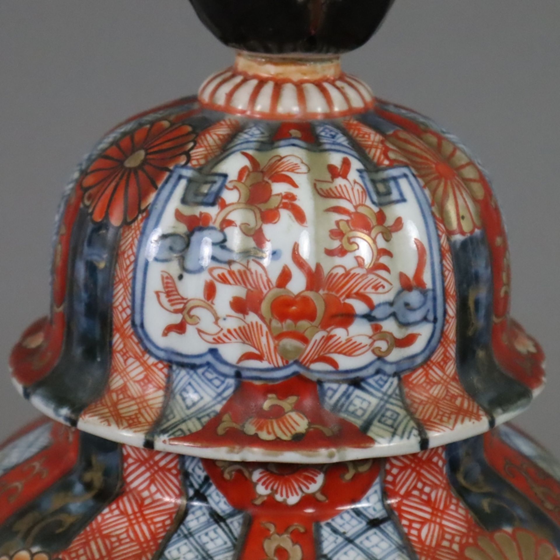 Imari Deckelvase - Japan, hochbauchige Balustervase mit leicht gerippter Wandung, schwerer Haubende - Bild 3 aus 9