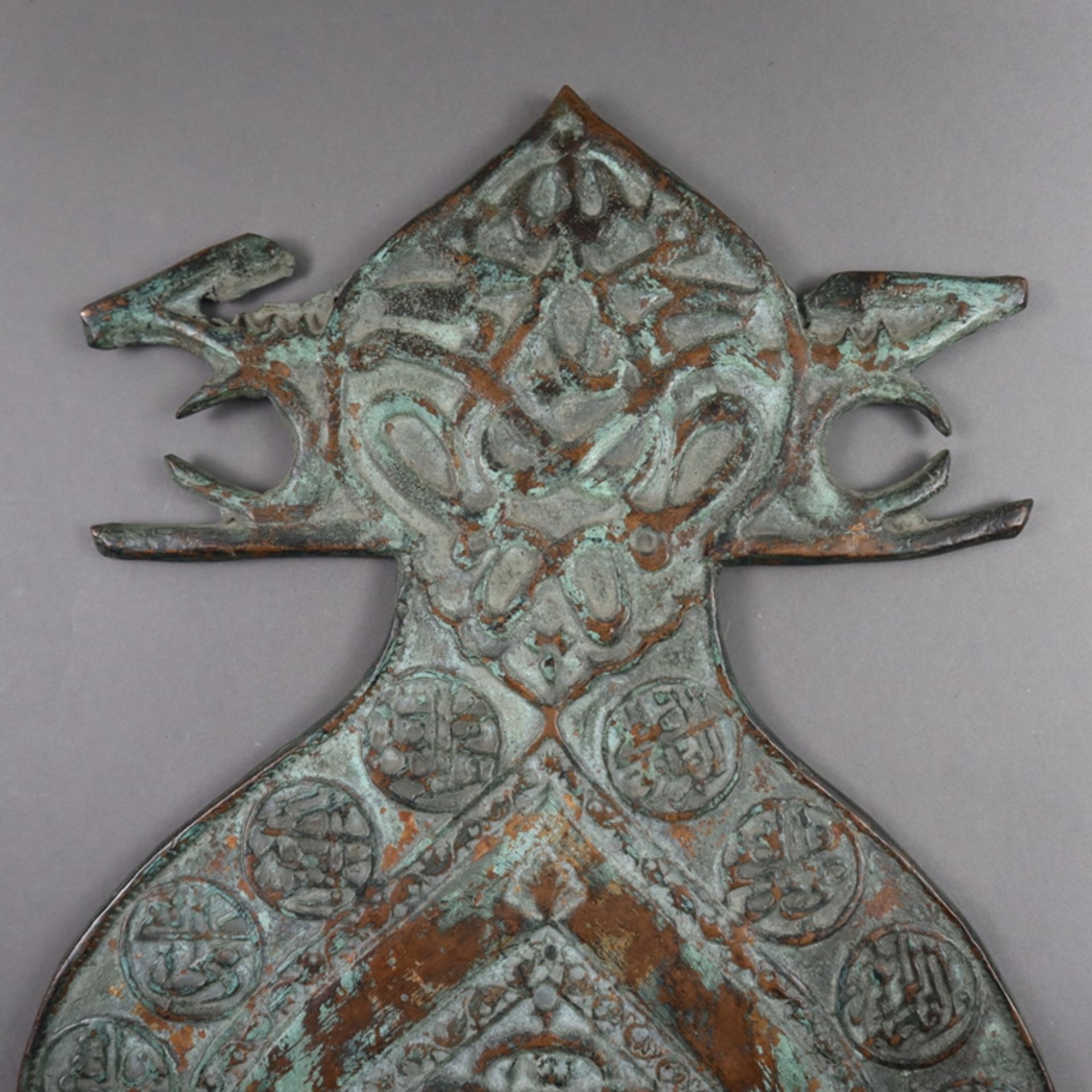 Safavidische Prozessionsstandarte "Alam" - Persien, 18. Jh. Eisen, Bronze, mit grüner Patina, Maße: - Image 2 of 11