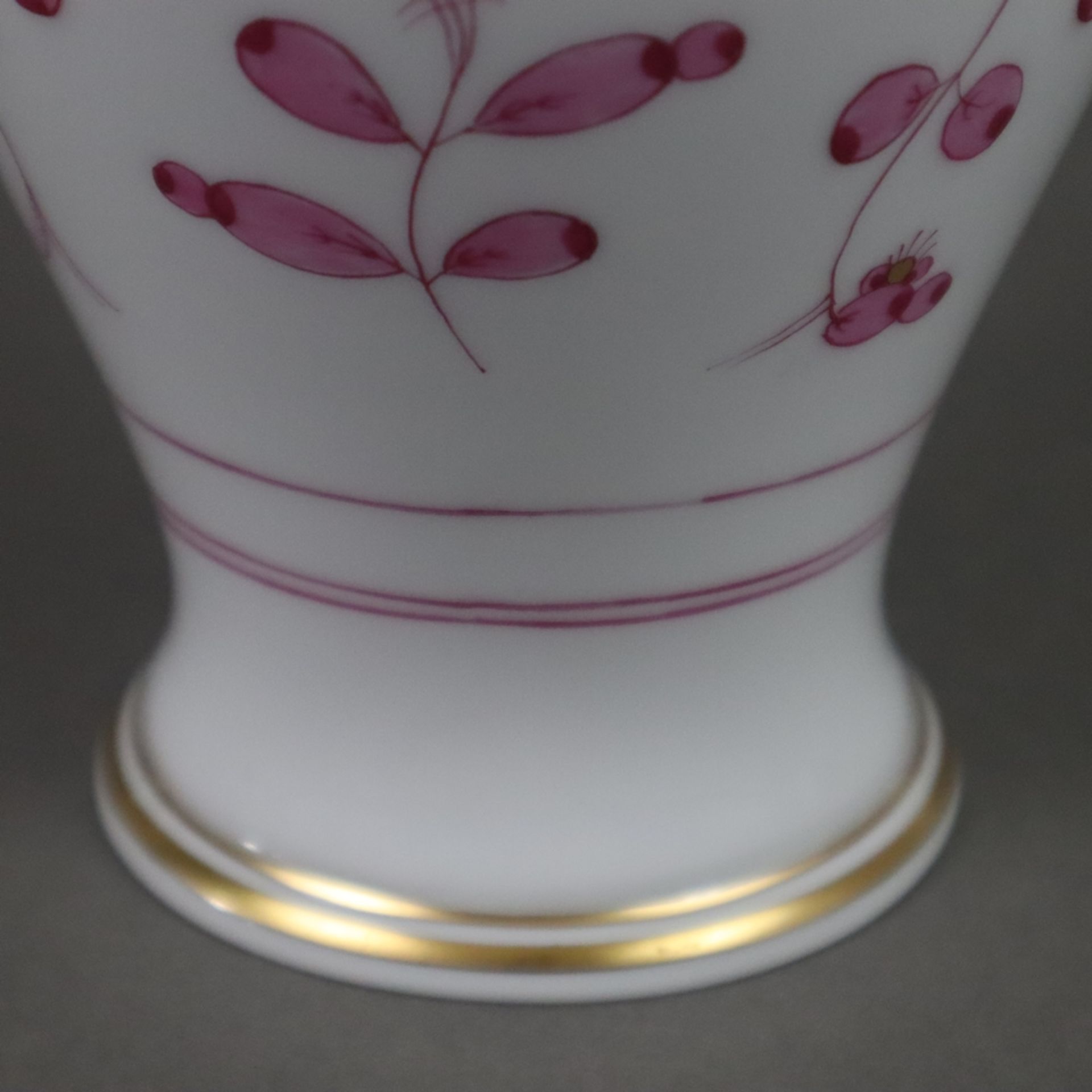 Vase - Meissen, 20. Jh., Indische Malerei in Purpur, Goldakzente, Porzellan, Form "Neuer Ausschnitt - Bild 6 aus 7