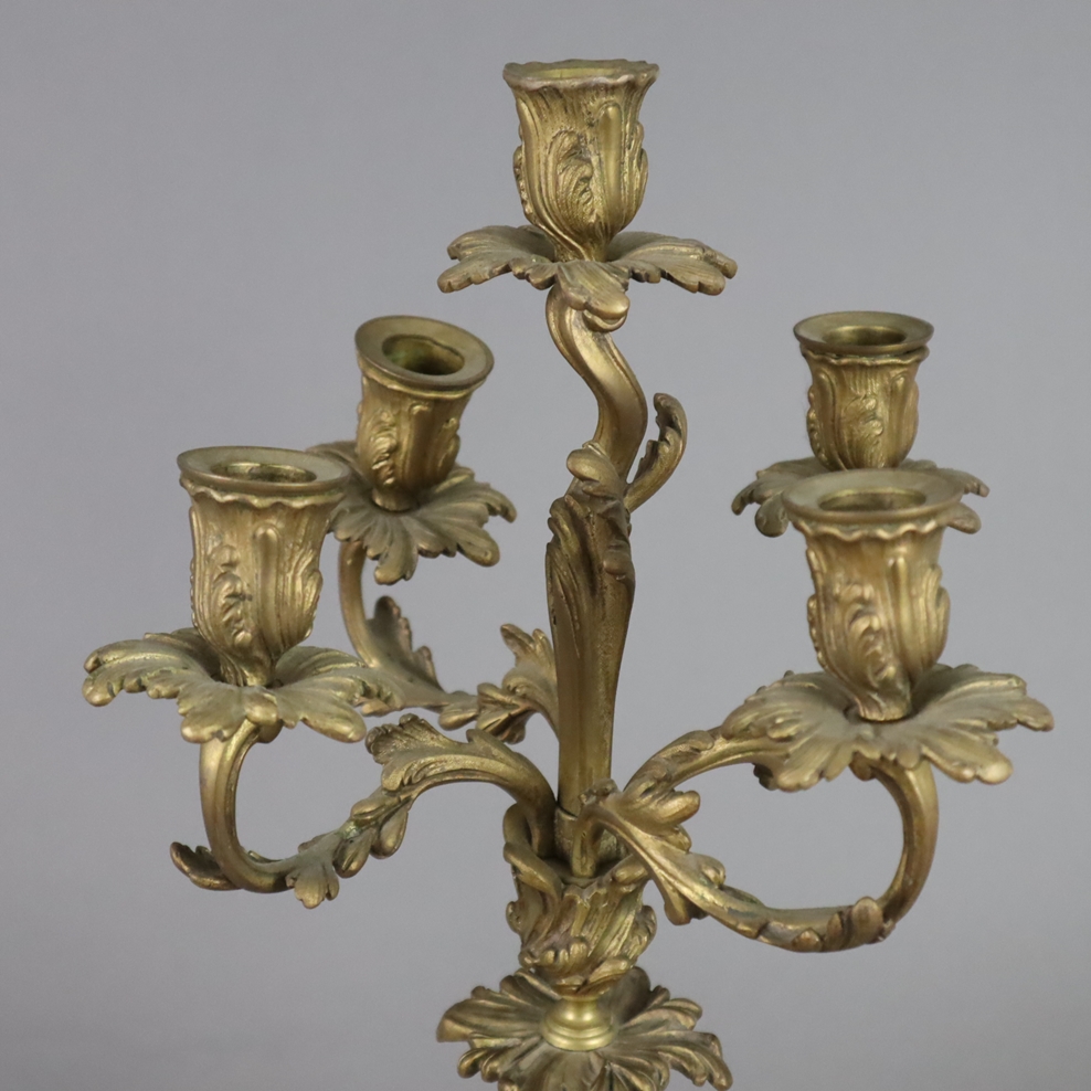 Ein Paar Kaminleuchter - um 1900, Bronzelegierung bzw. schwerer Gelbguss vergoldet, geschweifter ve - Image 2 of 6