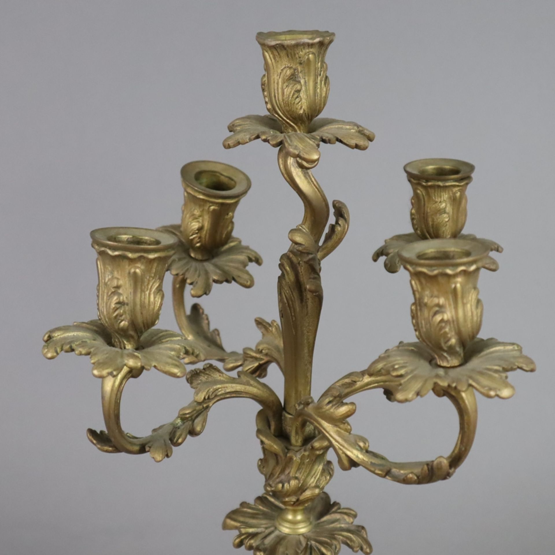 Ein Paar Kaminleuchter - um 1900, Bronzelegierung bzw. schwerer Gelbguss vergoldet, geschweifter ve - Bild 2 aus 6