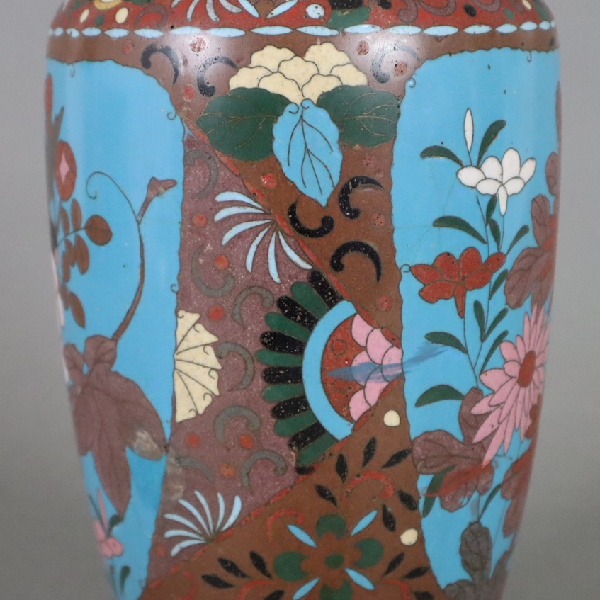 Cloisonné-Vase - Japan, späte Edo-Zeit, leicht gebauchte Balusterform, abgerundete Schulter mit ver - Image 6 of 9