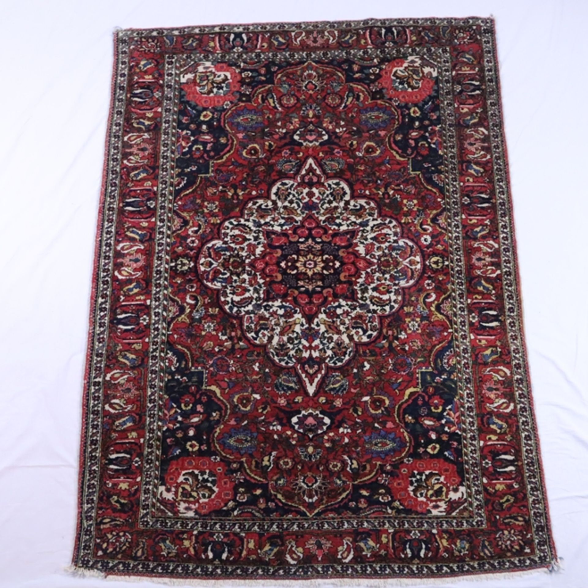 Orientteppich - Wolle, blau- und rotgrundig, zentrales Medaillon, ornamentales und florales Muster,
