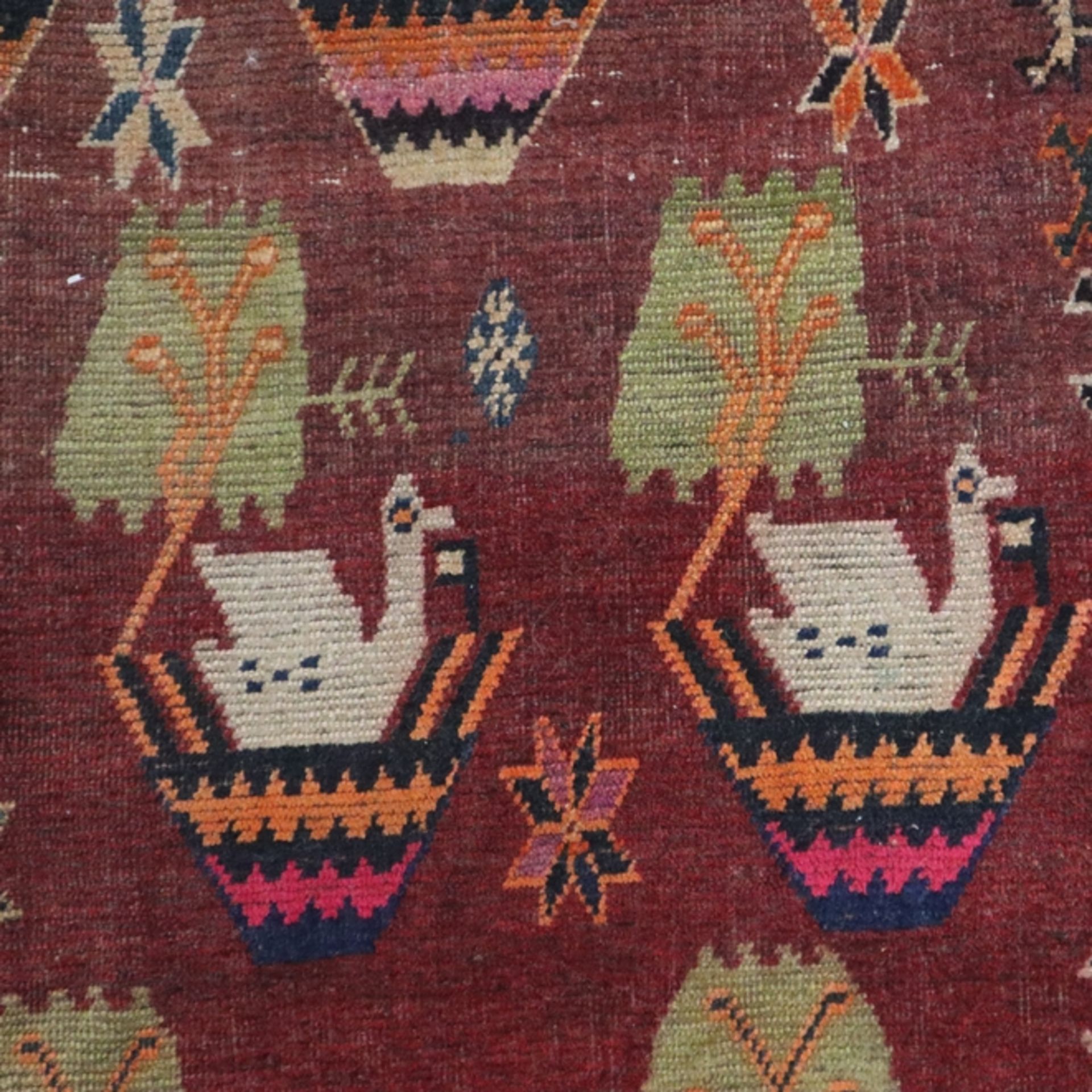 Teppich - wohl Kaukasus, Wolle, Pflanzenfarben, Vogelmuster, Rand mit Schachbrettmuster, Gebrauchss - Image 2 of 10
