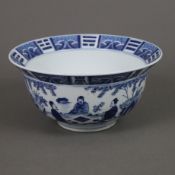Klapmuts-Schale - China, Porzellan, bemalt in Unterglasurblau, umlaufend Landschaftsszenen mit Figu