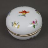 Deckeldose - Meissen, Porzellan, gedrückte Kugelform, fein bemalt mit gestreuten Frühlingsblumen, G