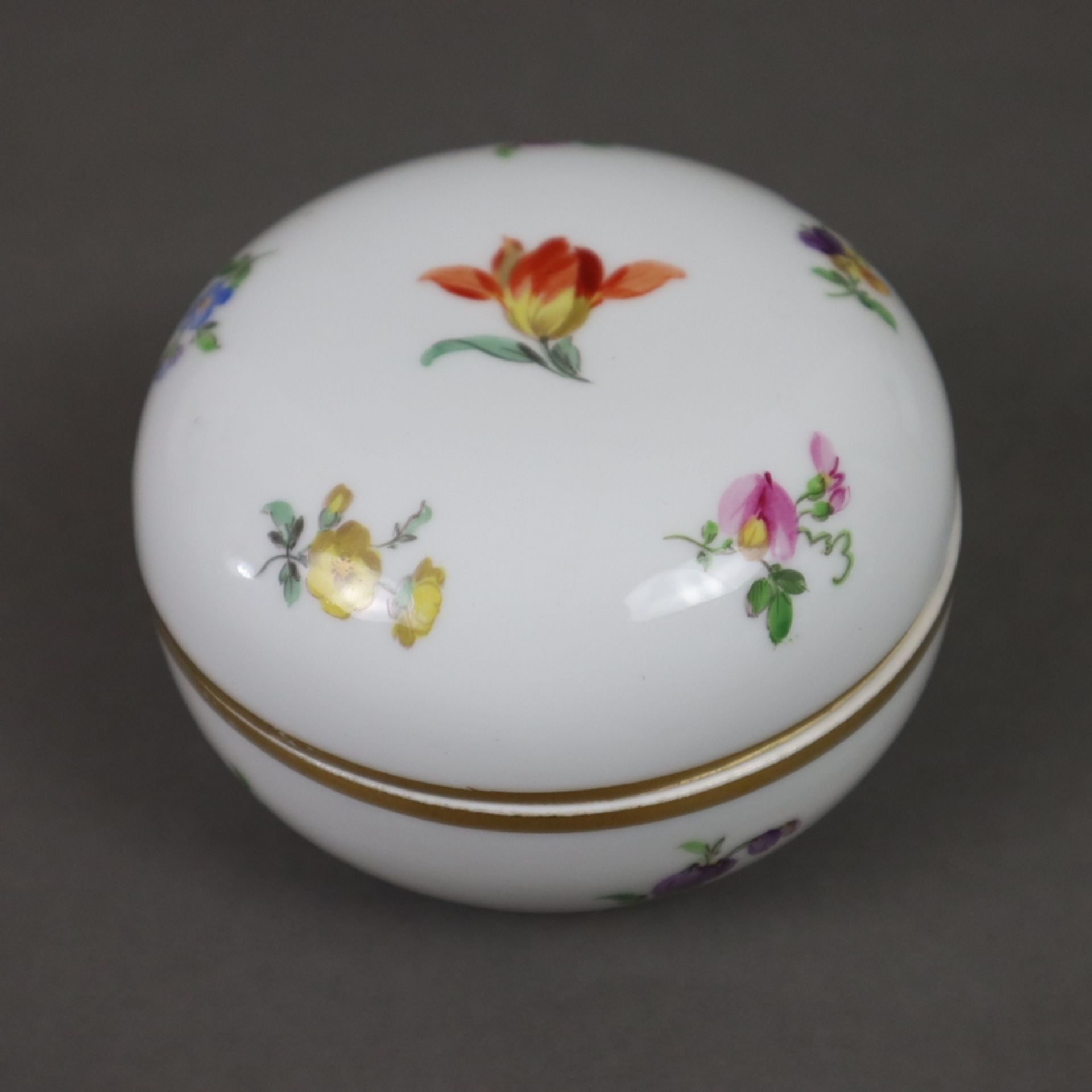 Deckeldose - Meissen, Porzellan, gedrückte Kugelform, fein bemalt mit gestreuten Frühlingsblumen, G