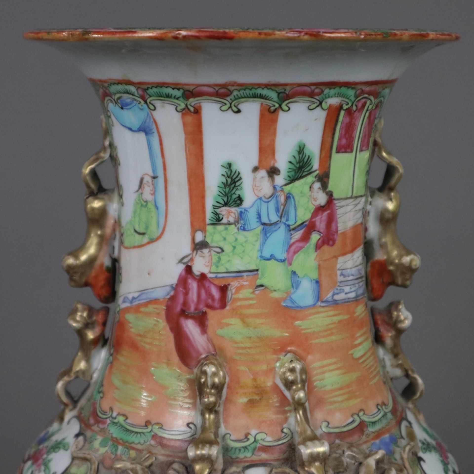 Famille rose- Vase im Kanton-Stil - China, ausgehende Qing-Dynastie, robuster Balusterkorpus, am Ha - Image 2 of 14